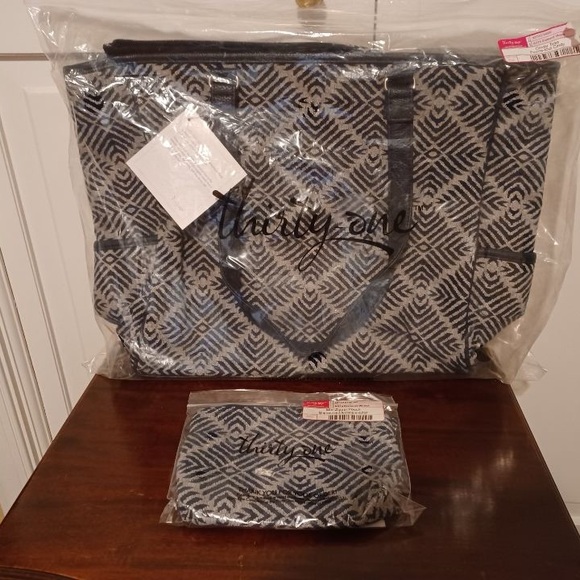 thirty-one Handbags - Thirty-One Cindy Tote & Matching Zipper Pouch
Diamond Weave 👜 NWT!!
